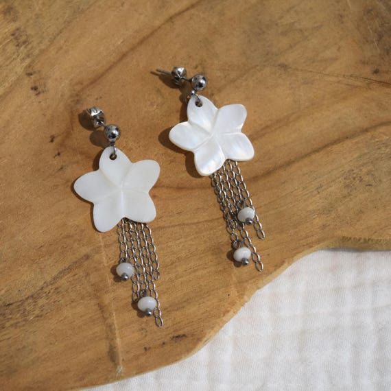 Boucles D'Oreilles Percées Vintage - Fleur Dorée Avec Perles Blanc Nacré - Occasion Bon état
