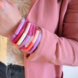 Bracelet jonc élastique rose et mauve – perles tubes résine – Bijou femme coloré – Bracelet accumulation tendance – Tons lilas fuchsia