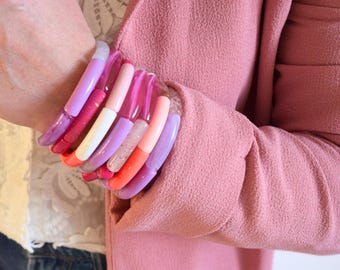 Bracciale elastico rosa e malva – perline in resina tubolare – gioielli da donna colorati – bracciale impilabile alla moda – toni lilla e fucsia