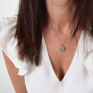 Collier Nora collier délicat pour femme acier inoxydable avec pendentif médaillon martelé et chaine fantaisie longueur au choix image 7