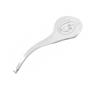 Peut inclure: Un ouvre-bouteille argenté avec un design de visage fantaisiste. L'ouvre-bouteille a une longue poignée incurvée et une petite pointe pointue.