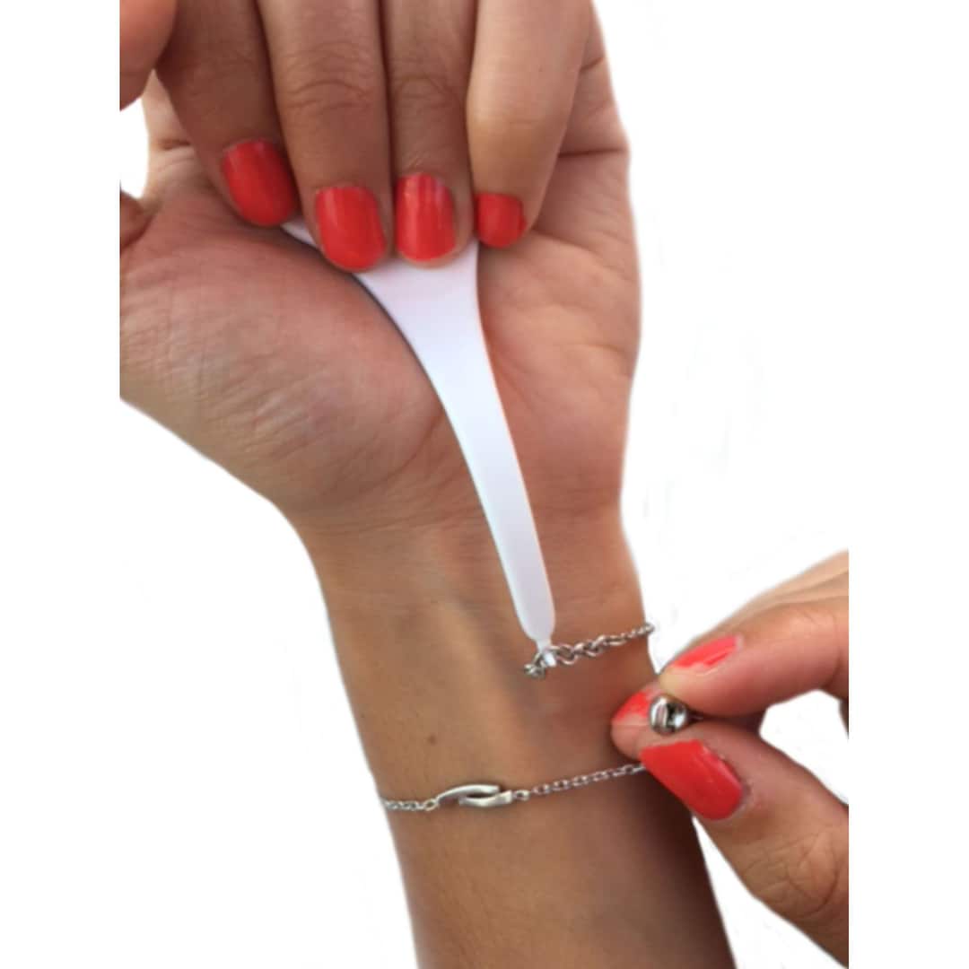 4 strumenti di aiuto per braccialetti da indossare su se stessi