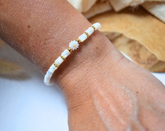 Bracelet nacre et fleur - perles de nacre et acier inoxydable - cadeau pour elle, ajustable, fin, raffiné, bijoux hypoallergénique