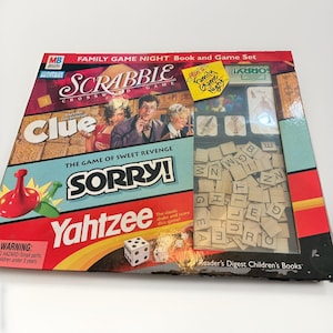 Pode incluir: Um conjunto de livro e jogos Family Game Night com as marcas Scrabble, Clue, Sorry! e Yahtzee. A caixa inclui uma janela transparente que mostra peças de letras em madeira, cartas e fichas. Um post-it amarelo com o texto escrito à mão Plan a Family Game Night está colado na frente. A embalagem exibe títulos de jogos, ilustrações de personagens e um aviso sobre peças pequenas.