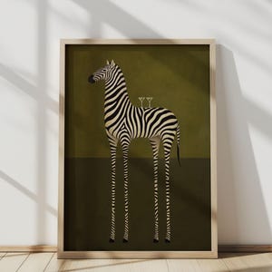 Op de afbeelding: Een ingelijste wandkunstprint met een gestileerde zebra met zwarte en witte strepen tegen een tweekleurige olijfgroene achtergrond. Twee kleine martiniglazen zijn op de rug van de zebra geplaatst, gecentreerd in de compositie.