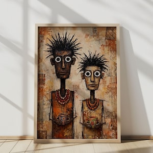 Può includere: Una stampa d'arte da parete incorniciata raffigurante due figure stilizzate con capelli a punta e grandi occhi circolari bianchi. Entrambe le figure indossano collane di perline e tengono in mano piccole ciotole decorate su uno sfondo astratto e materico.