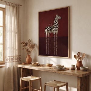 Pu&ograve; includere: Una stampa artistica incorniciata raffigurante una zebra stilizzata con zampe lunghe e sottili su uno sfondo bordeaux intenso. La zebra presenta strisce bianche e nere e due piccoli bicchieri da martini in equilibrio sul dorso, esposta in una stanza.