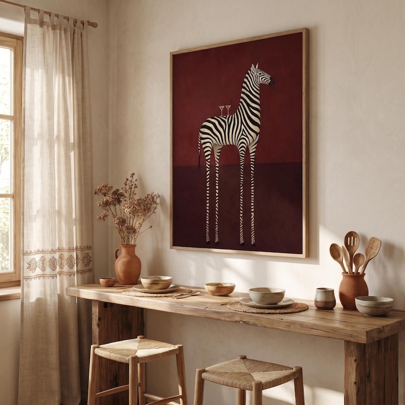 Pu&ograve; includere: Una stampa artistica incorniciata raffigurante una zebra stilizzata con zampe lunghe e sottili su uno sfondo bordeaux intenso. La zebra presenta strisce bianche e nere e due piccoli bicchieri da martini in equilibrio sul dorso, esposta in una stanza.