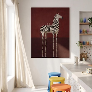 Pu&ograve; includere: Una stampa artistica rettangolare da parete raffigurante una zebra in piedi con strisce bianche e nere su uno sfondo bordeaux intenso. Due piccoli bicchieri da martini sono in equilibrio sul dorso della zebra. L'opera &egrave; appesa a una parete bianca.