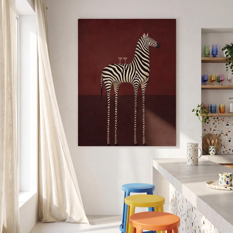 Pu&ograve; includere: Una stampa artistica rettangolare da parete raffigurante una zebra in piedi con strisce bianche e nere su uno sfondo bordeaux intenso. Due piccoli bicchieri da martini sono in equilibrio sul dorso della zebra. L'opera &egrave; appesa a una parete bianca.