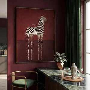 Pu&ograve; includere: Una stampa artistica incorniciata raffigurante una zebra in piedi con strisce bianche e nere su uno sfondo rosso intenso. Due piccoli bicchieri da martini sono in equilibrio sul dorso della zebra. L'opera &egrave; inserita in una cornice dorata.