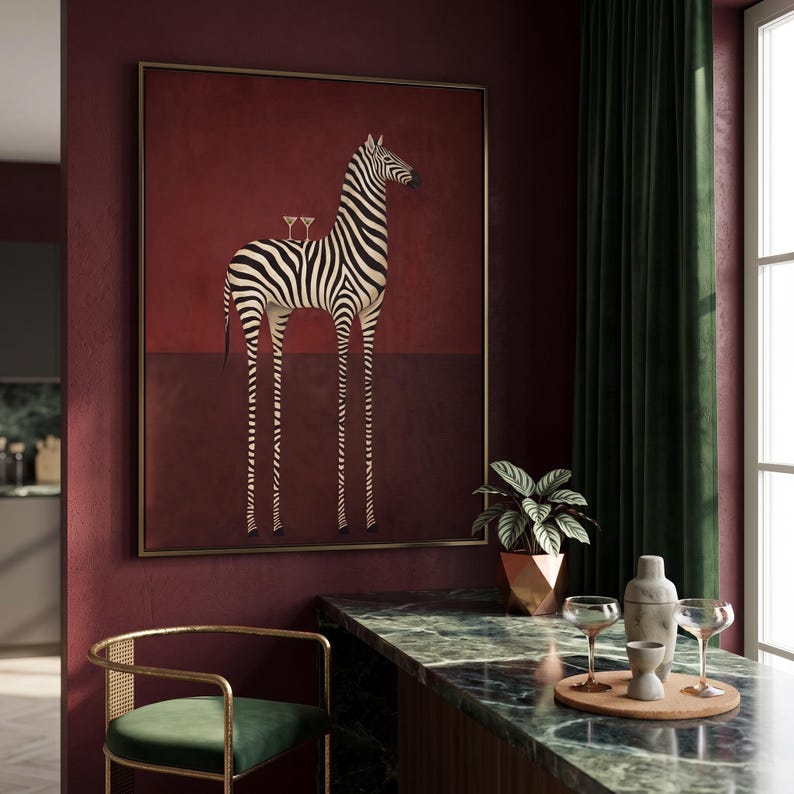 Pu&ograve; includere: Una stampa artistica incorniciata raffigurante una zebra in piedi con strisce bianche e nere su uno sfondo rosso intenso. Due piccoli bicchieri da martini sono in equilibrio sul dorso della zebra. L'opera &egrave; inserita in una cornice dorata.