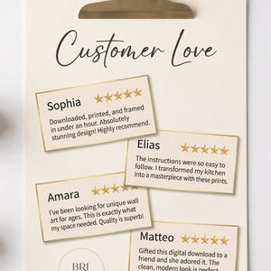 Puede incluir: Una hoja de papel color crema sujeta por un portapapeles de metal dorado, con el t&iacute;tulo Customer Love y cuatro tarjetas de rese&ntilde;as rectangulares con calificaciones de cinco estrellas de Sophia, Elias, Amara y Matteo, y un logo circular BRI PRINTS.