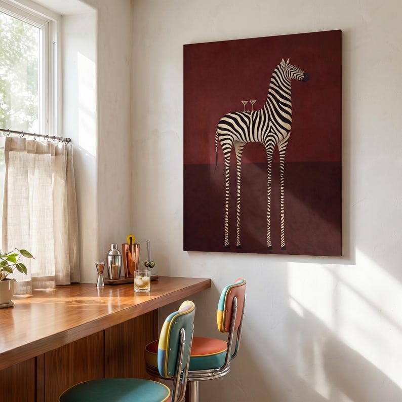 Pu&ograve; includere: Una stampa artistica da parete rettangolare raffigurante una zebra stilizzata con zampe allungate su uno sfondo bordeaux intenso. La zebra presenta strisce bianche e nere e due piccoli bicchieri da martini sul dorso, centrati nel quadro.