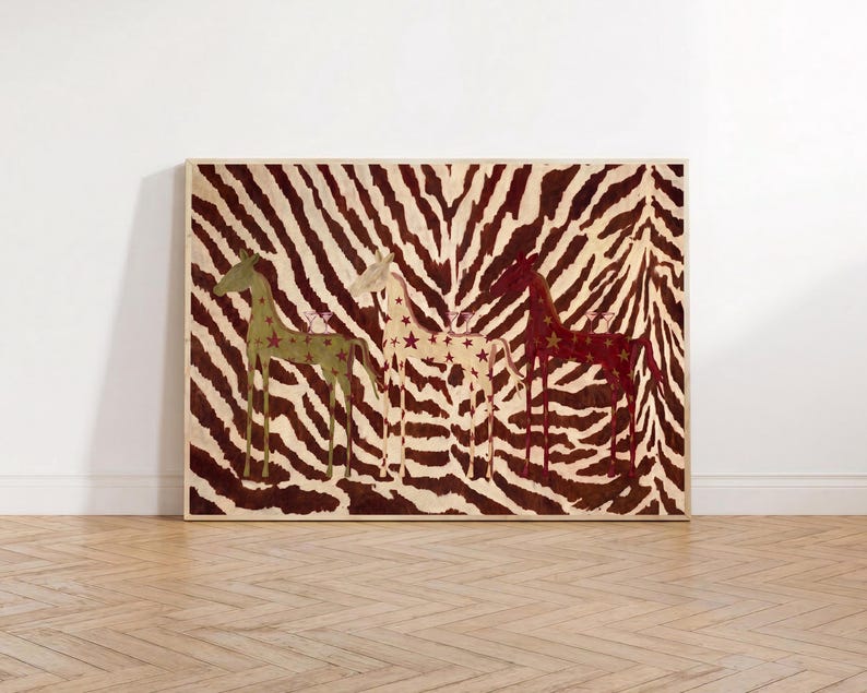 Puede incluir: Una pieza de arte mural rectangular enmarcada con un fondo de rayas de cebra en marr&oacute;n y crema. Tres figuras de jirafas estilizadas se sit&uacute;an en el centro, coloreadas en verde oliva, crema y rojo oscuro, decoradas con peque&ntilde;os patrones de estrellas.