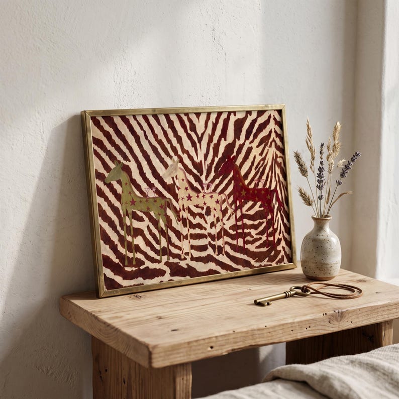 Puede incluir: Una l&aacute;mina rectangular enmarcada que muestra tres figuras de caballos estilizadas en verde, crema y rojo, decoradas con peque&ntilde;as estrellas. El fondo presenta un patr&oacute;n de rayas de cebra en marr&oacute;n y crema. El marco es de metal dorado fino.