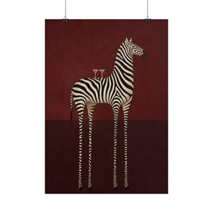 Pu&ograve; includere: Una stampa artistica da parete verticale raffigurante una zebra a strisce bianche e nere su uno sfondo rosso scuro a tinta unita. Due piccoli bicchieri da martini sono in equilibrio sul dorso della zebra. La zebra ha zampe lunghe e sottili e un collo slanciato.