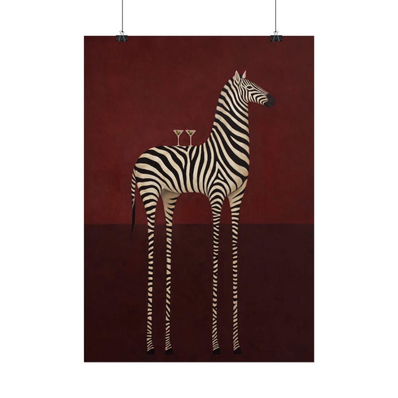 Pu&ograve; includere: Una stampa artistica da parete verticale raffigurante una zebra a strisce bianche e nere su uno sfondo rosso scuro a tinta unita. Due piccoli bicchieri da martini sono in equilibrio sul dorso della zebra. La zebra ha zampe lunghe e sottili e un collo slanciato.