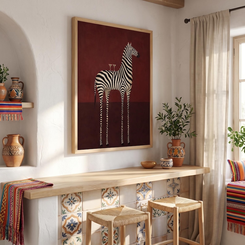 Pu&ograve; includere: Una stampa artistica incorniciata raffigurante una zebra bianca e nera su uno sfondo bordeaux intenso. La zebra ha due piccoli bicchieri da martini in equilibrio sulla schiena. L'opera &egrave; racchiusa in una cornice di legno chiaro.