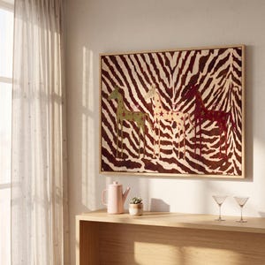 Puede incluir: Una pieza de arte mural rectangular enmarcada que presenta tres figuras de jirafas estilizadas en verde, crema y rojo oscuro, cada una decorada con peque&ntilde;as estrellas, sobre un fondo de rayas marrones y blancas de alto contraste.