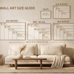 Puede incluir: Una gu&iacute;a de tama&ntilde;os para arte de pared que muestra varias relaciones de aspecto, incluyendo 3:2, 4:3, 5:4, 14x11 e ISO A1-A4 con dimensiones en pulgadas y cent&iacute;metros. La gu&iacute;a est&aacute; situada sobre un sof&aacute; beige de 228,6 cm de ancho.