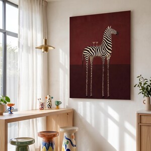 Pu&ograve; includere: Una stampa artistica rettangolare da parete raffigurante una zebra in piedi con strisce bianche e nere su uno sfondo rosso scuro a tinta unita. Due piccoli bicchieri da martini sono in equilibrio sul dorso della zebra. L'opera &egrave; su una parete chiara.