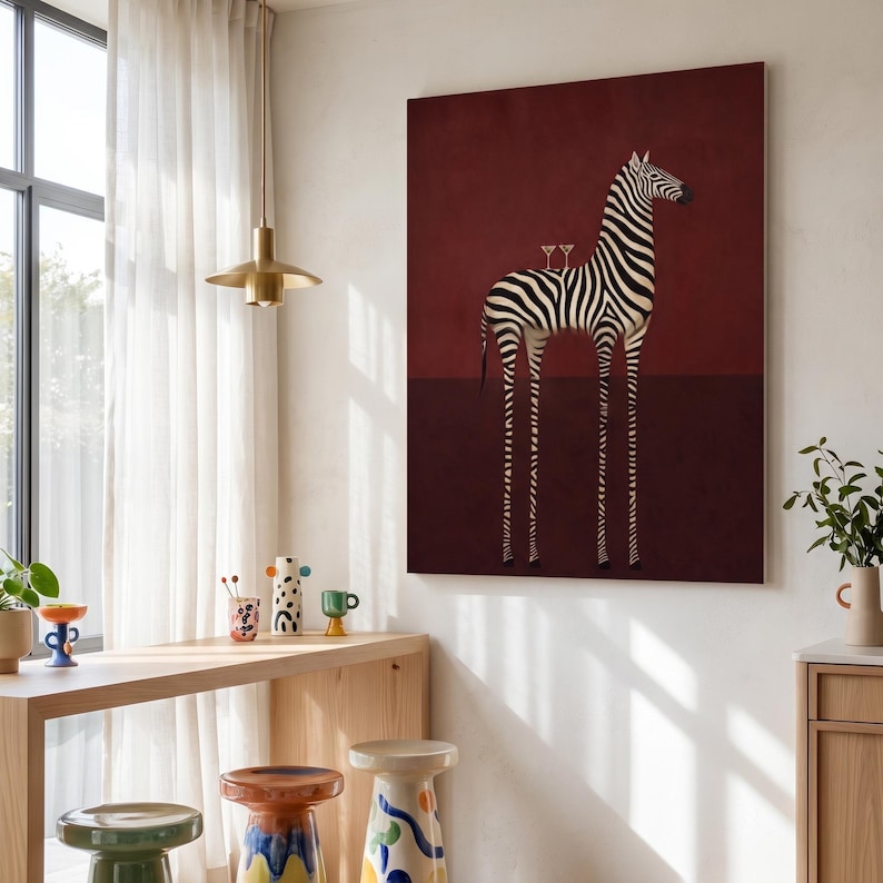 Pu&ograve; includere: Una stampa artistica rettangolare da parete raffigurante una zebra in piedi con strisce bianche e nere su uno sfondo rosso scuro a tinta unita. Due piccoli bicchieri da martini sono in equilibrio sul dorso della zebra. L'opera &egrave; su una parete chiara.