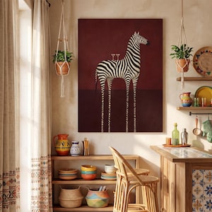 Pu&ograve; includere: Una stampa artistica rettangolare da parete raffigurante una zebra in piedi con strisce bianche e nere su uno sfondo bordeaux intenso. Due piccoli bicchieri da martini sono in equilibrio sul dorso della zebra. L'opera &egrave; esposta in cucina.