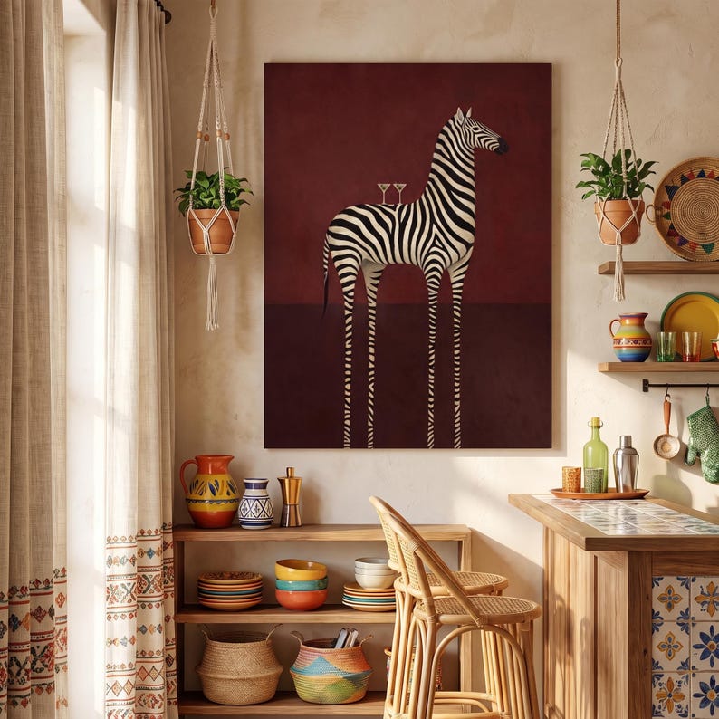 Pu&ograve; includere: Una stampa artistica rettangolare da parete raffigurante una zebra in piedi con strisce bianche e nere su uno sfondo bordeaux intenso. Due piccoli bicchieri da martini sono in equilibrio sul dorso della zebra. L'opera &egrave; esposta in cucina.