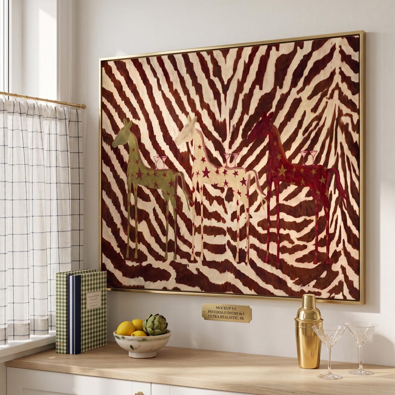Puede incluir: Una obra de arte mural rectangular en un marco dorado que presenta tres figuras de jirafas estilizadas en verde, crema y rojo, adornadas con patrones de estrellas y copas peque&ntilde;as en sus lomos, sobre un fondo de rayas de cebra marr&oacute;n y blanco.