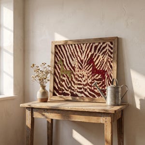 Puede incluir: Una pieza de arte mural rectangular enmarcada que presenta un fondo de rayas de cebra en marr&oacute;n y blanco con tres figuras de caballos estilizadas en verde, blanco y rojo, cada una decorada con peque&ntilde;os patrones de estrellas, en un marco de madera.