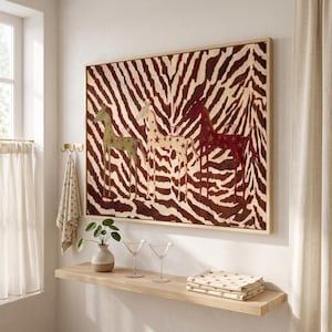 Puede incluir: Una pieza de arte mural rectangular en un marco de madera clara que presenta tres figuras de jirafas estilizadas en verde, crema y rojo oscuro, cada una decorada con peque&ntilde;as estrellas, sobre un fondo de rayas de cebra marr&oacute;n oscuro y crema.