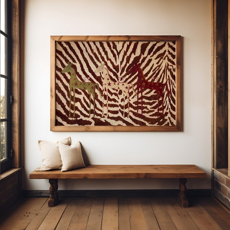 Puede incluir: Una pieza de arte mural rectangular en un marco de madera con un fondo de rayas de cebra marr&oacute;n y blanco y tres figuras de caballos estilizadas en verde, crema y rojo, cada una decorada con un patr&oacute;n de peque&ntilde;as estrellas en sus cuerpos.