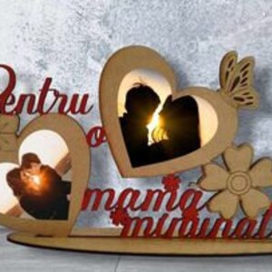Könnte beinhalten: Ein herzförmiger Holz-Fotorahmen mit dem rumänischen Text "Pentru mama minunata" in Rot. Der Rahmen enthält zwei Fotos eines Paares. Eine Blume und ein Schmetterling sind ebenfalls enthalten.