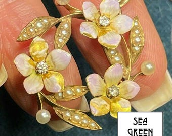 Colgante de flor de cerezo rosa con diamantes en oro amarillo de 14 k. Esmalte.
