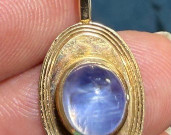Colgante antiguo de 2,5 cm (1") con zafiro azul lavanda y oro de 9k, con argolla de 14k *Vídeo*