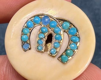 Colgante de dos herraduras con turquesa en oro amarillo de 10 quilates. ¡Doble suerte!