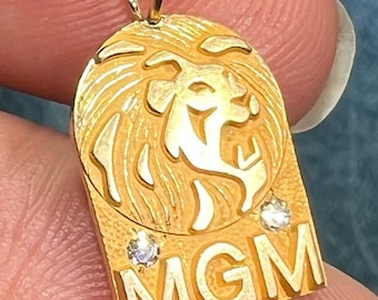 Colgante MGM LION de oro de 14 k con diamantes engastados en estilo gitano *RARO*