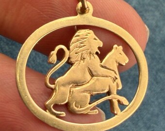Colgante ovalado calado de león y leona en oro amarillo de 14k. 2.54 cm (1 pulgada)