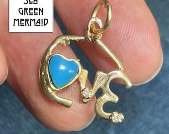 Colgante "LOVE" de oro amarillo de 10 k con corazón de turquesa y diamantes. OOAK