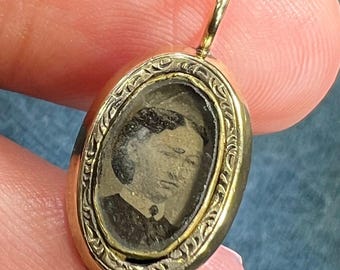 Colgante con retrato fotográfico sepia de colegiala victoriana en oro de 10 quilates. ¡Pequeñito!