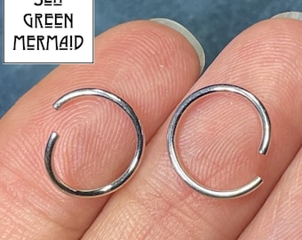 Pendientes de aro sin costuras de oro blanco de 14k. Joyería para orejas, nariz y cuerpo. PEQUEÑOS.