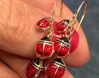 Pendientes colgantes de 3 mariquitas esmaltadas en oro de 10 quilates. 3,8 cm