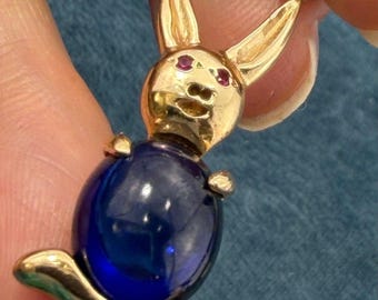 Colgante de conejo de oro de 14k con Jelly Belly azul. 1,25" + 4,3 g