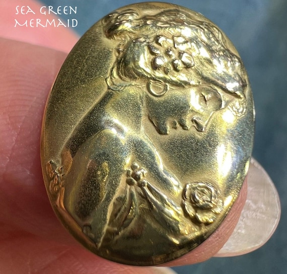 14k Yellow Gold Repousse Maiden Cameo w Roses Pendant. Art Nouveau