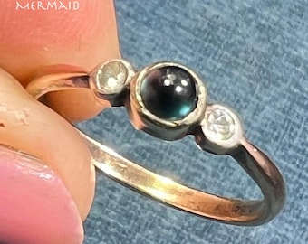 Anillo de oro blanco de 14 k con cabujón de zafiro azul natural. ¡Antiguo! ¡Pequeño!