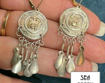 Pendientes colgantes de plumas de araña Black Widow de oro amarillo de 18 k y 925. Cierre de palanca de 14 k.