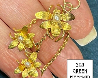 Colgante de Mamá Abejorro en oro amarillo de 14 k con dos abejitas. Perlas