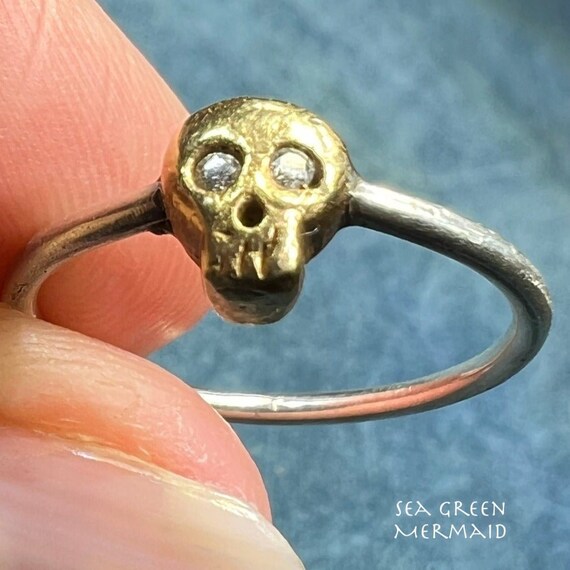 Skull ring with diamond eyes best sale