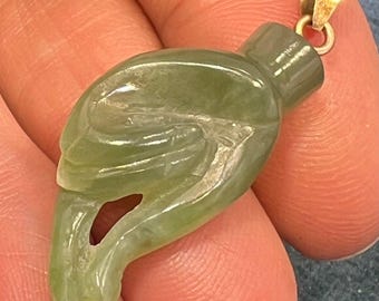 Colgante Mudra "Mano de Buda" tallado en jade en oro de 14 quilates. Intelecto y energía.